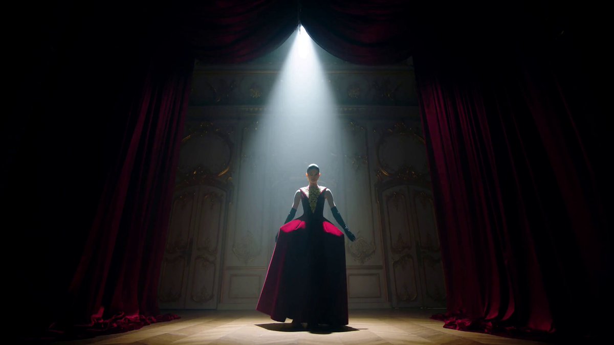 High-fashion baroque photoshoot poses